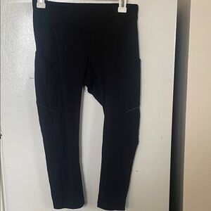 Lululemon Size 6 Black Side Pockets No Pilling‎ Inseam 21” Cropped Leggings